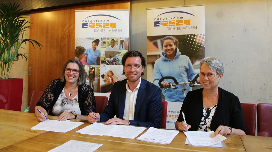 Op de foto (vlnr) ondertekenen Lilian Lagendijk (Arduin), Ruben Leijnse (Zorgstroom) en Lidy Evenhuis (Philadelphia) de samenwerking.