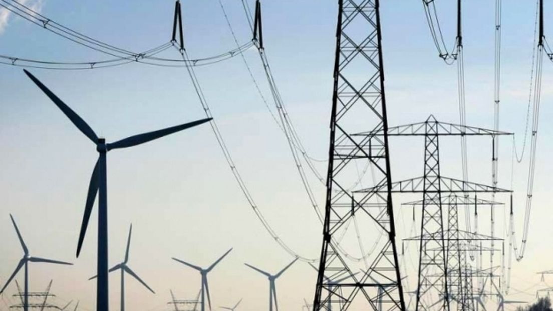 Windmolens naast hoogspanningskabels