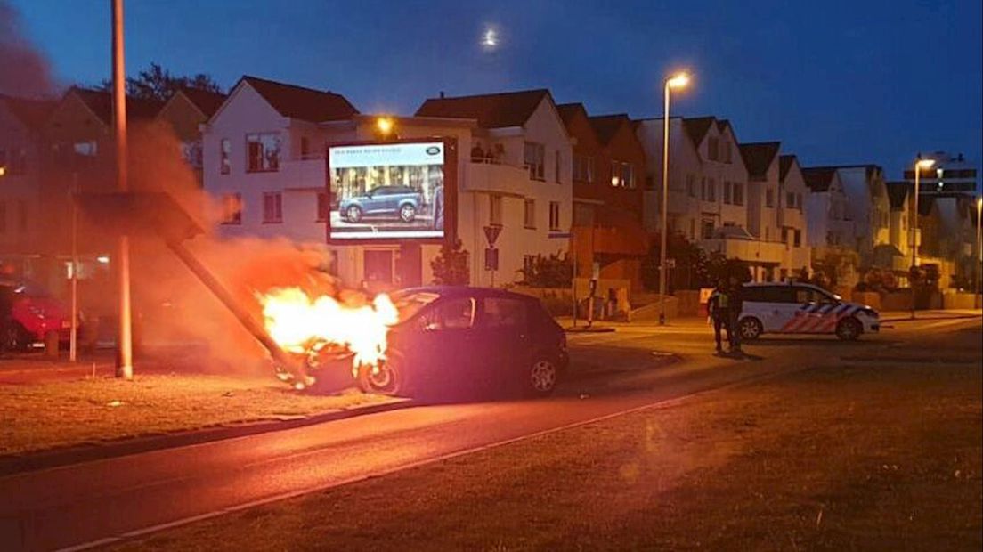 Auto in brand na ongeluk in Enschede