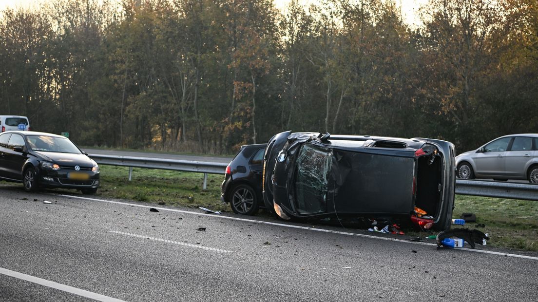 Auto op zijn kant op de A7