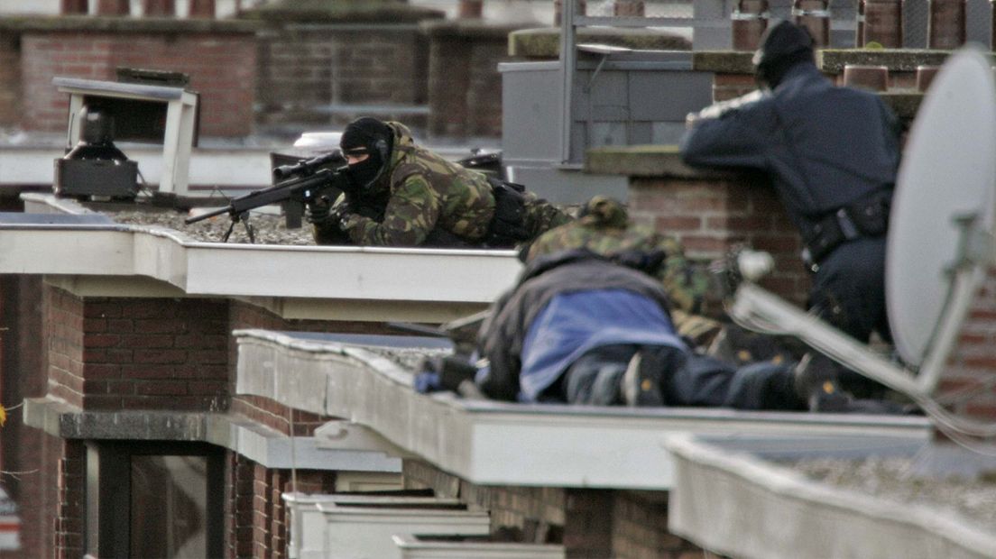 Scherpschutters op de daken rond de Antheunisstraat.