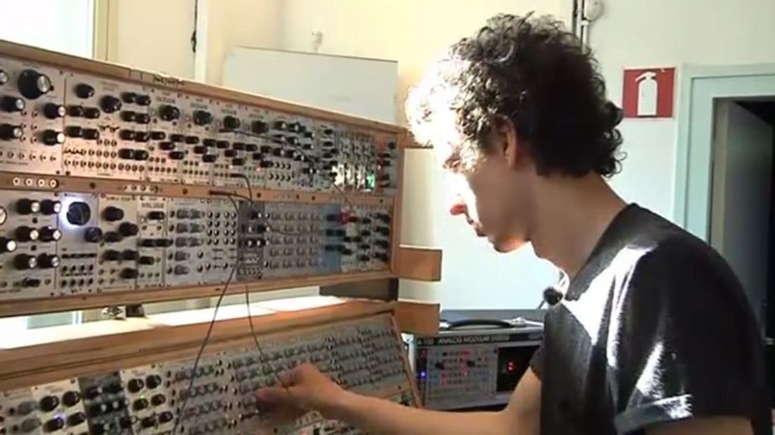Colin Benders, beter bekend als Kyteman, op de modulaire synthesizer.
