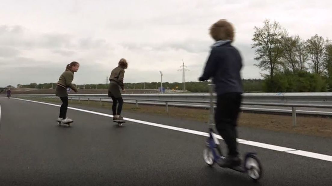 Deze dinsdag ging de nieuwe N18 tussen Groenlo en Enschede open. Niet voor gemotoriseerd verkeer, maar voor fietsers, wandelaars en skateboarders. Een dag lang mag iedereen de weg uittesten.