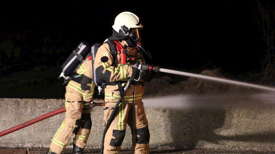 Brandweer blust illegale afvalbrand in Weerselo