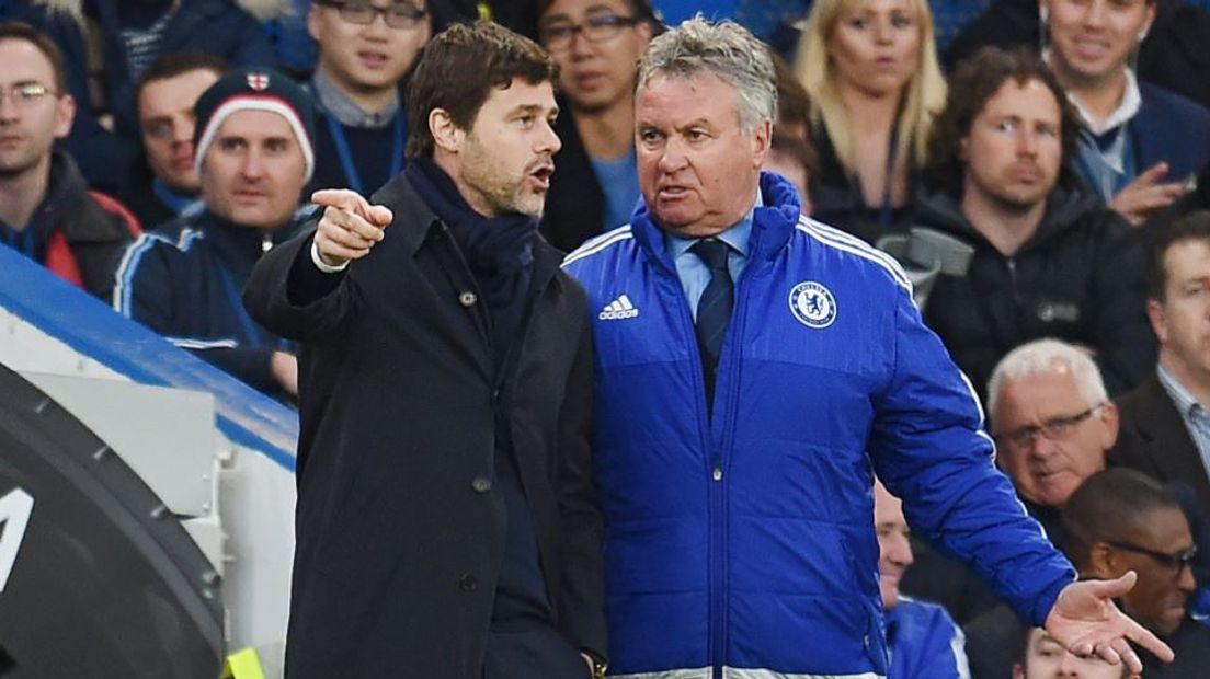 Chelsea-coach Guus Hiddink (rechts) maandagavond met zijn collega Mauricio Pochettino van Tottenham.