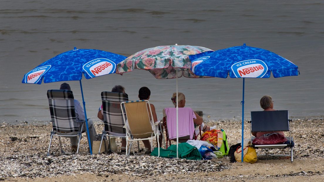 Mensen genieten van het uitzicht langs de kust