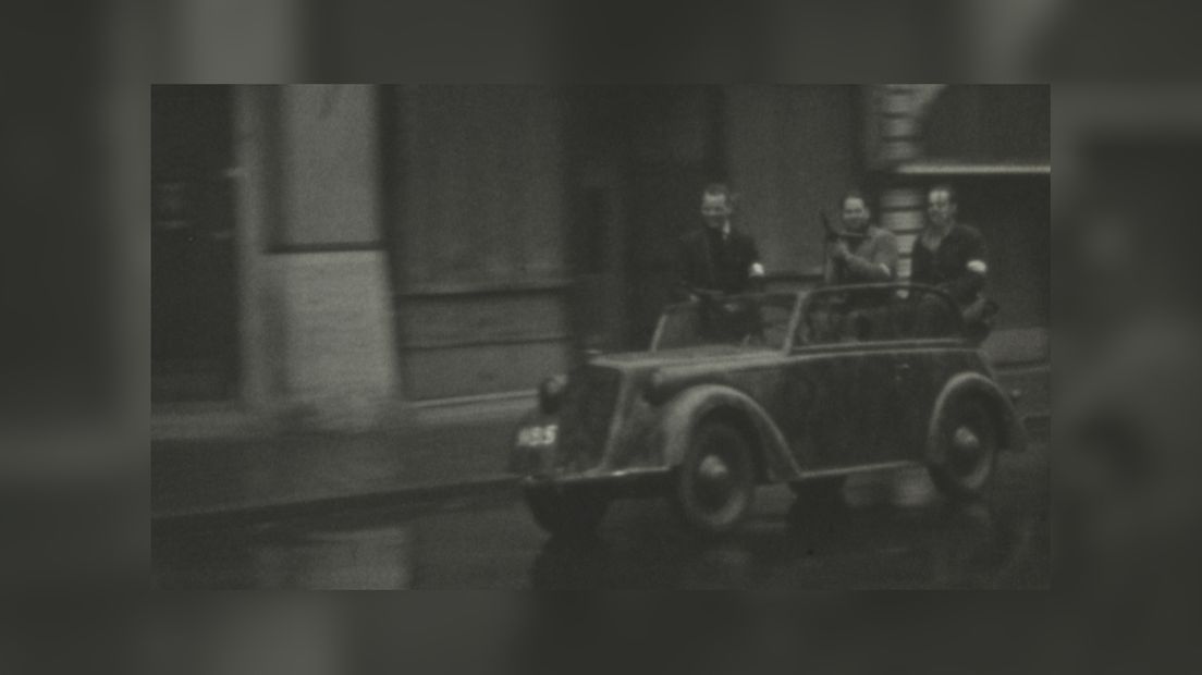 Trije mannen fan de BS yn in auto op de Wirdumerdijk (Film Johan Witteveen).