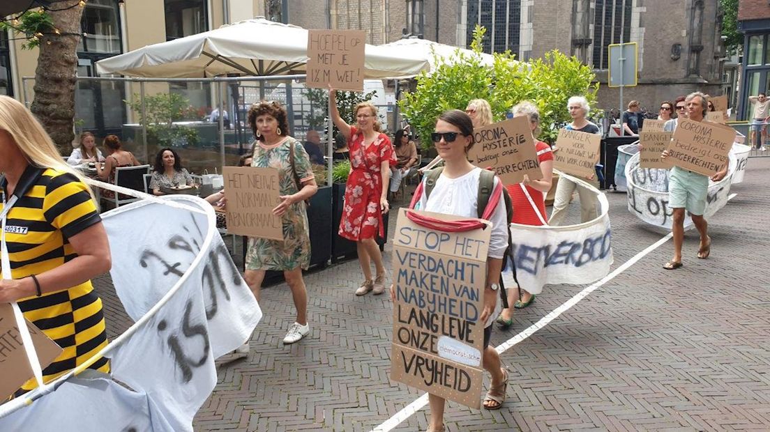 Protestactie 'Hoepel op met anderhalve meter' in Deventer trekt veel bekijks