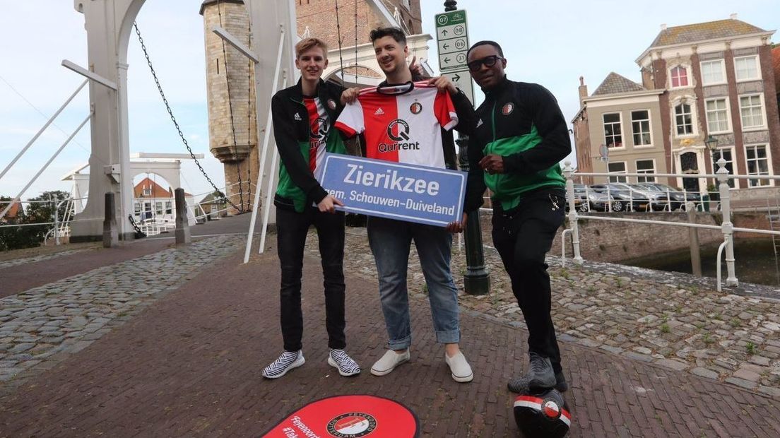 Eerste nieuwe Feyenoordshirt uitgedeeld in Zierikzee