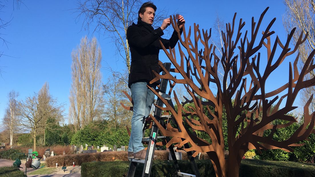 Gedenkbomen onthuld op begraafplaatsen De Ronde Venen RTV Utrecht Gedenkbomen onthuld op begraafplaatsen De Ronde Venen RTV Utrecht
