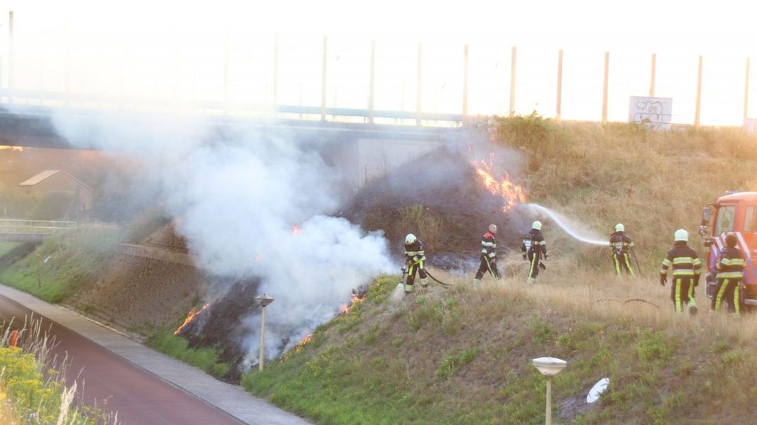 Een bermbrand op zaterdag, in Heerenveen bij de Oranje Nassaulaan