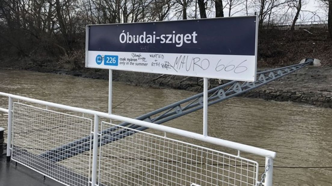 De aanlegsteiger bij het festivaleiland in de Donau