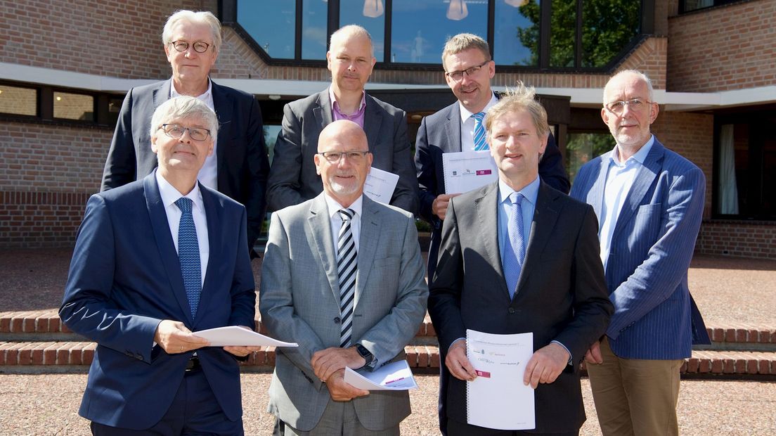 Wethouders zes Overijsselse gemeenten tekenen overeenkomst met vervoersbedrijf