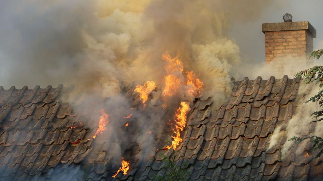 In Beekbergen hebben hulpdiensten donderdagavond lange tijd gezocht naar twee vermisten. Ze waren spoorloos nadat bij het Leger des Heils in Beekbergen waar ze verblijven brand was uitgebroken. De vlammen sloegen uit het dak. De brand was rond 21.30 uur onder controle. Drie kwartier later waren de gezochte bewoners terecht.