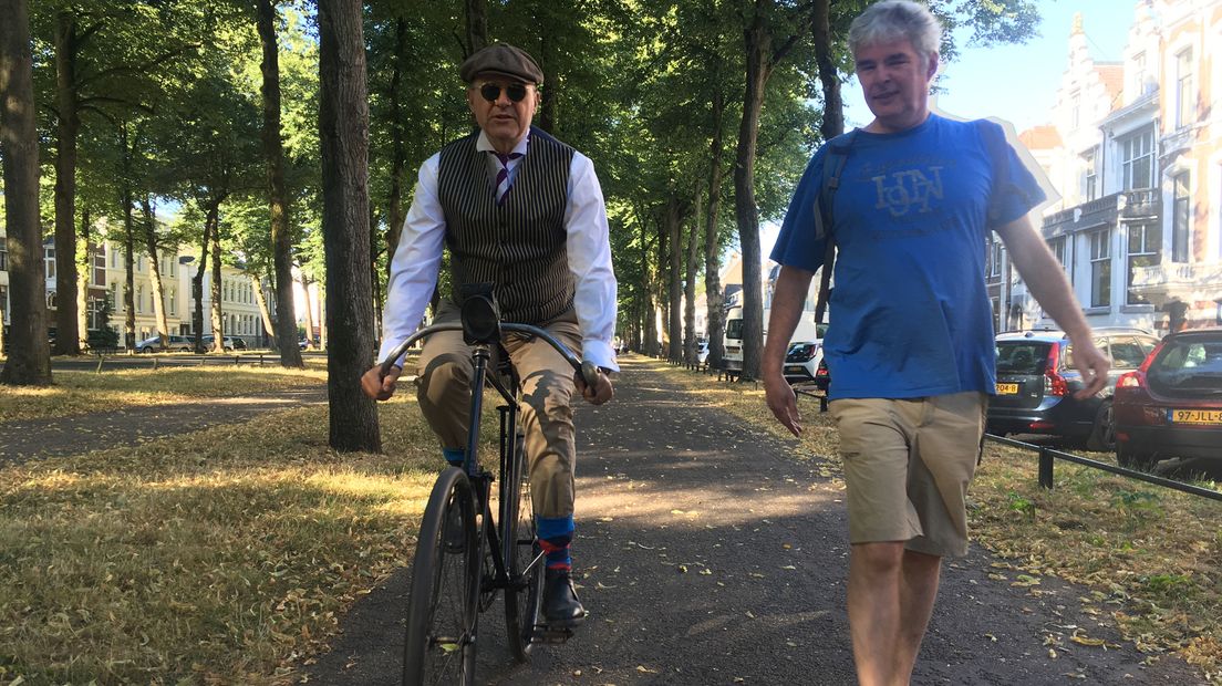 Hans Buiter (rechts) op het oudste fietspad van Nederland.