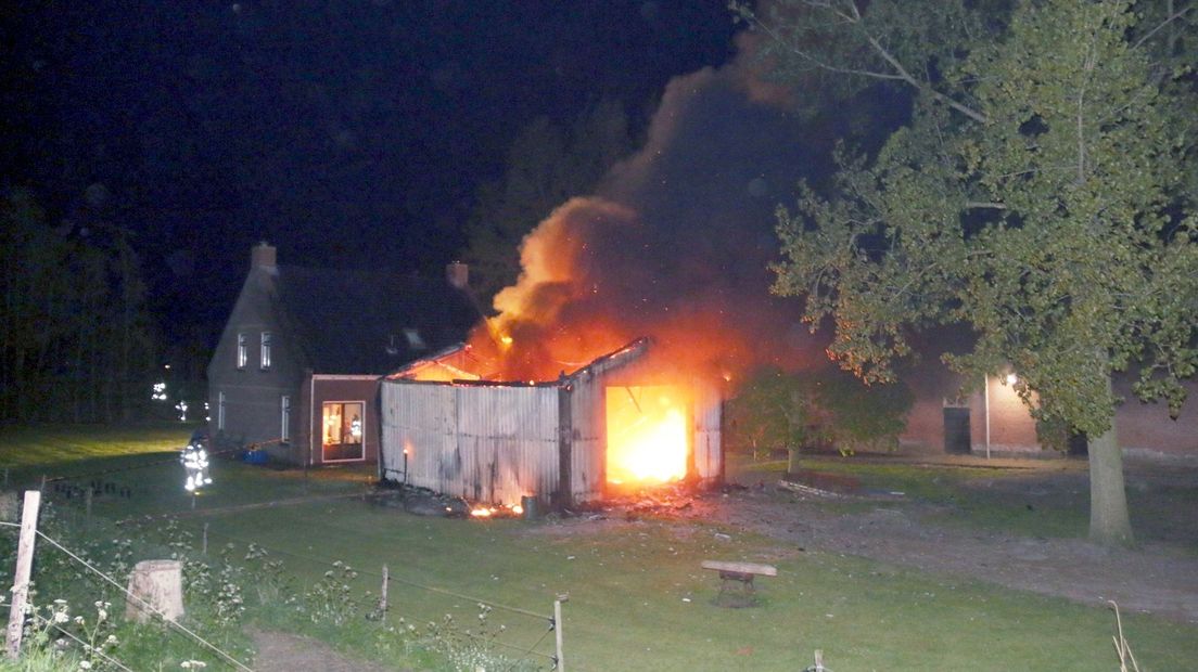 Uitslaande brand in een schuur bij 's-Heer Arendskerke