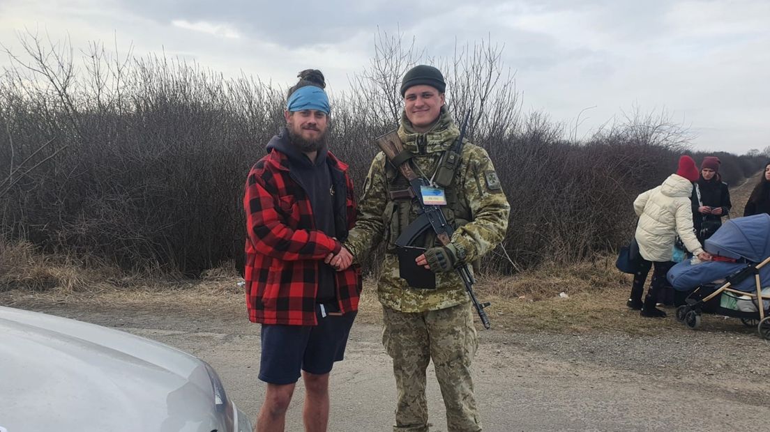 Henk-Jan met een Oekraïense militair bij de grens