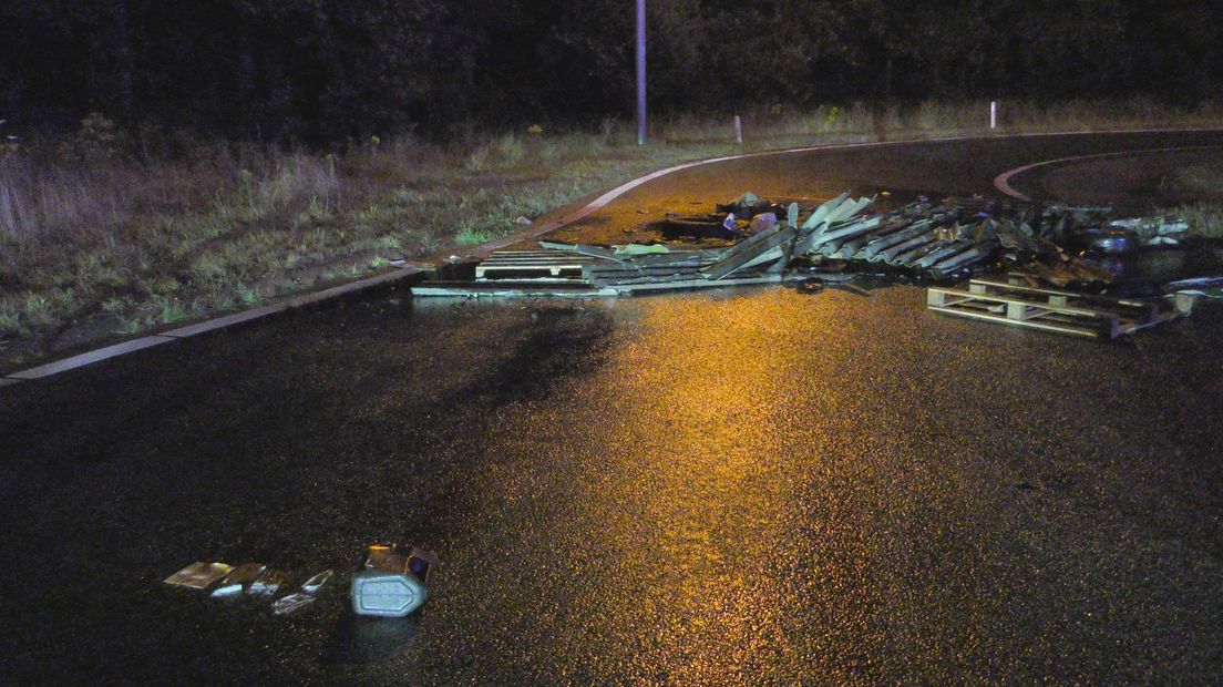 De gedumpte spullen op de oprit van de A7 bij Marum