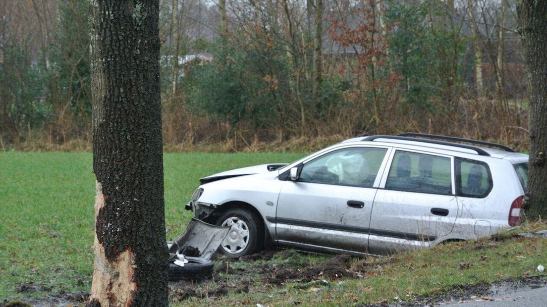 Auto botst tegen boom in Lemelerveld