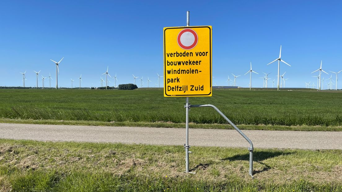 Een verkeersbord nabij het windpark