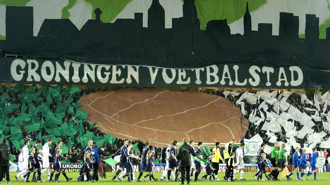 Een sfeeractie bij de opkomst van de spelers in 2008