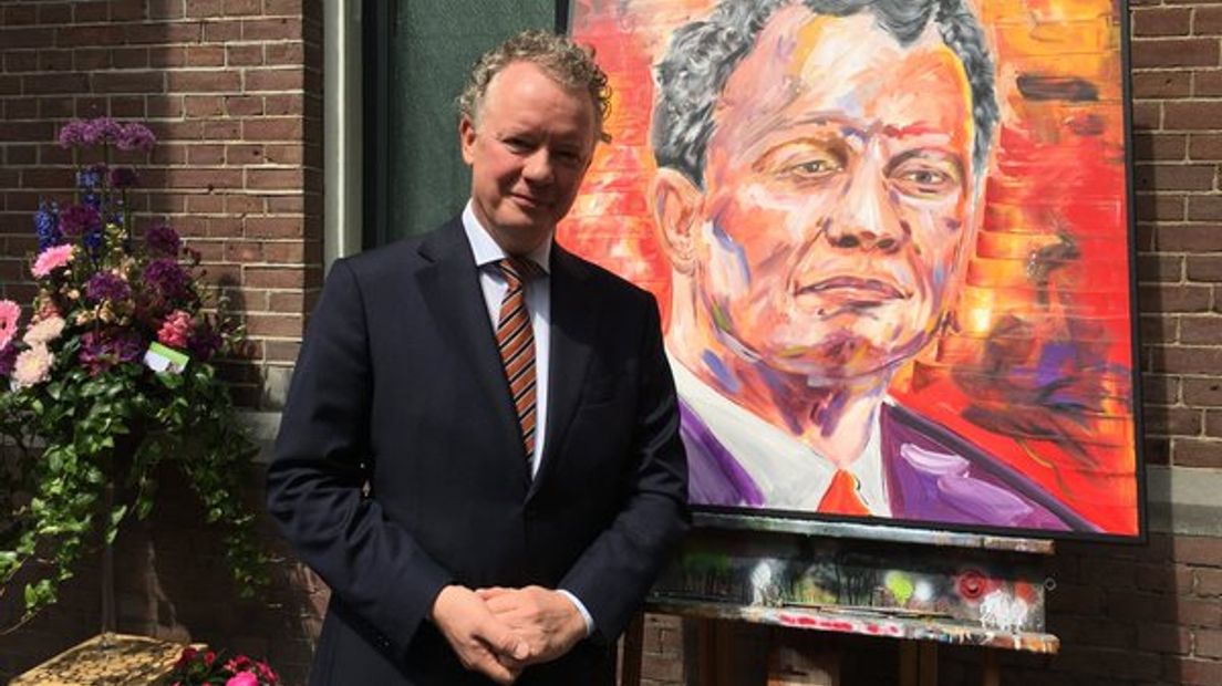 Jean Paul Gebben, oud-burgemeester van Renkum was zaterdagmiddag in tranen bij de onthulling van zijn portret. Het schilderij werd gemaakt ter gelegenheid van de openluchtexpositie 'Renkum eert zijn oude meesters'.