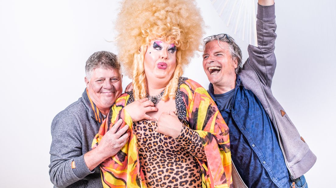 'Doe maar gewoon, dan doe je al gek genoeg.' Een uitspraak die de meeste Achterhoekers regelmatig in de mond nemen. Michiel Wopereis is geboren en getogen in Lichtenvoorde en is dragqueen. Hij verkleedt zich regelmatig als vrouw en treedt hiermee op.