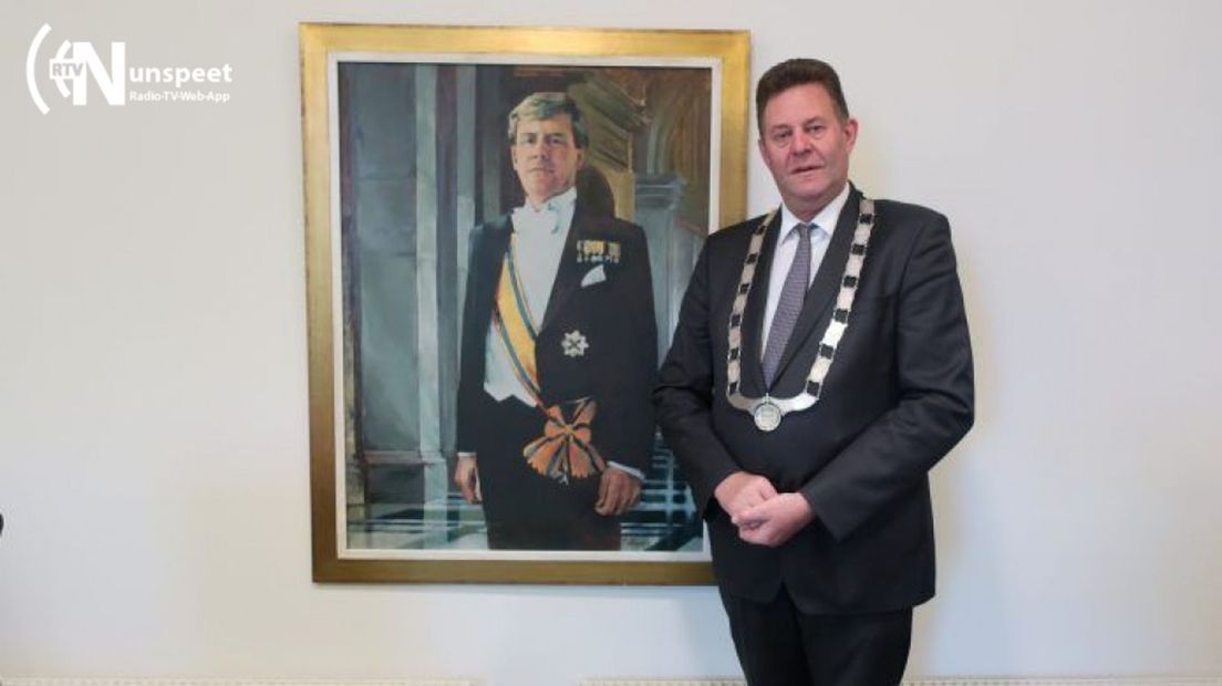 Burgemeester Van de Weerd.
