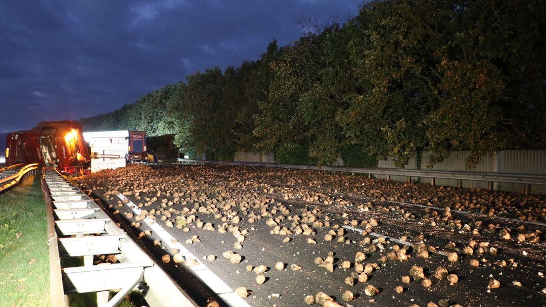 De weg lag bezaaid met bieten (Rechten: De Vries Media)