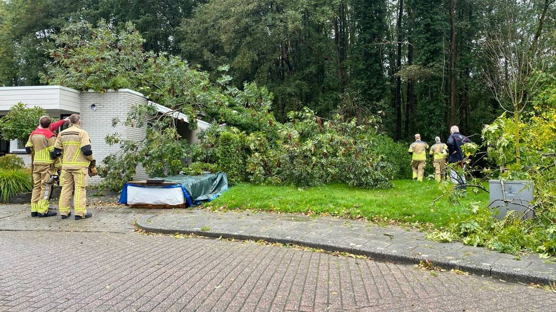 Stormschade In Overijssel: Deel Van Een Dak Ingestort Door Omgevallen ...