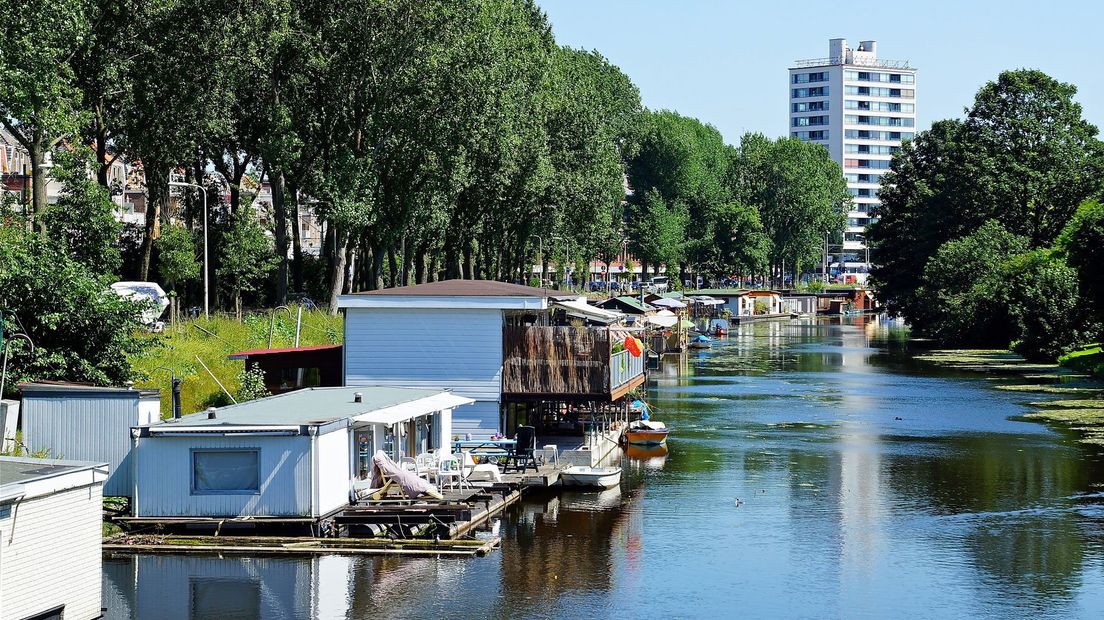 Woonboten in het Verversingskanaal in Den Haag.