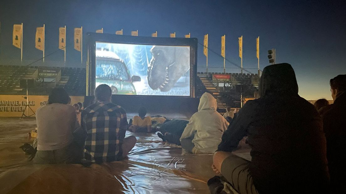 De film Jurassic Park wordt afgespeeld in het Beach Stadium