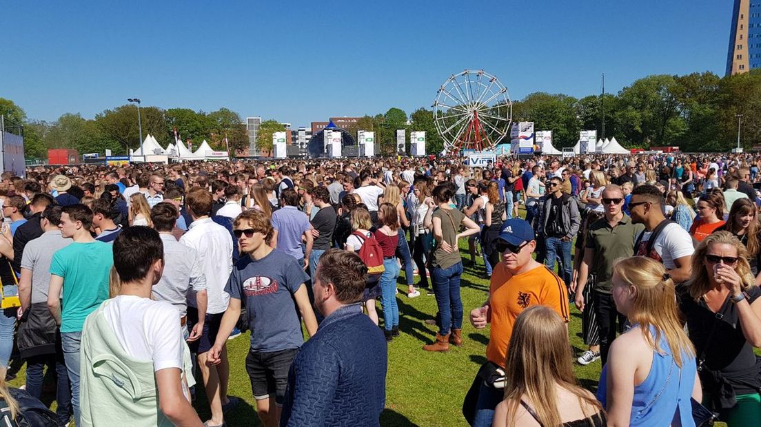 Topdrukte bij het Bevrijdingsfestival in het Stadspark