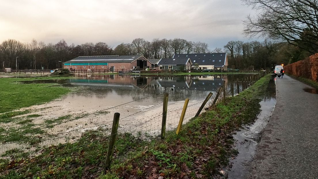 Een weiland naast de Noordweg staat voor een groot deel blank.