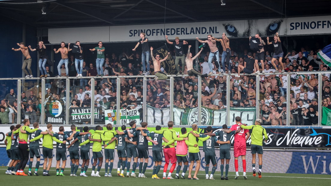 De spelers van FC Groningen bedanken het meegereisde publiek na de zege op SC Cambuur