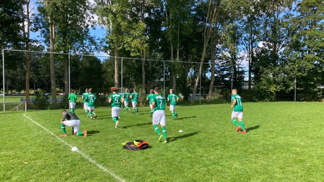 Het eerste van V.V. Willemsoord maakt zich op voor het eerste competitieduel