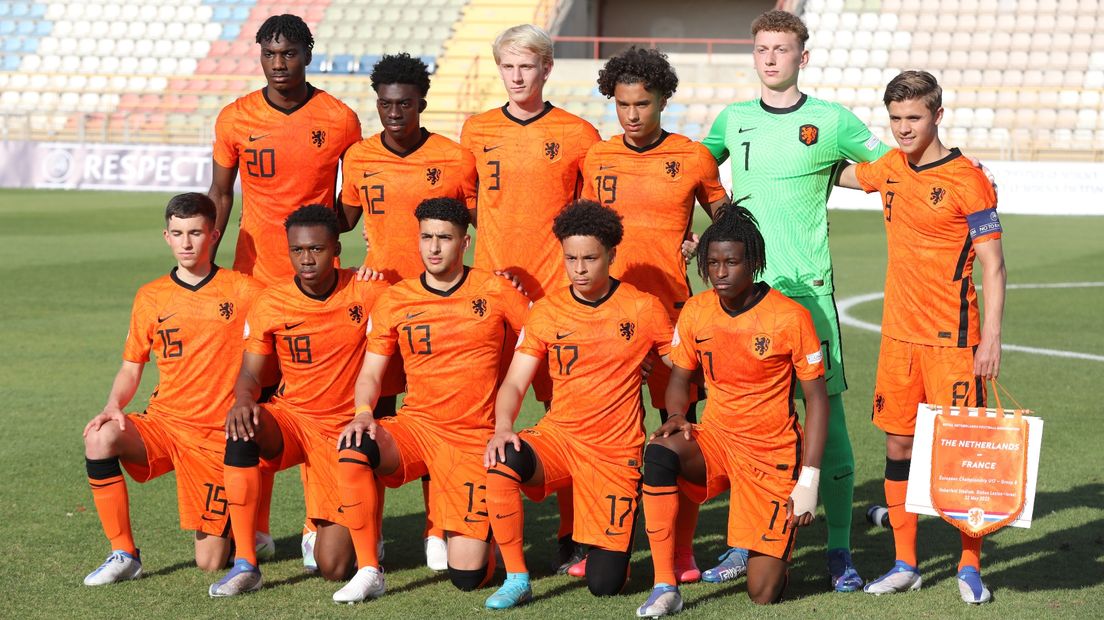 De spelers van Oranje onder 17 met Thijmen Blokzijl in de basisopstelling (rugnummer 3)
