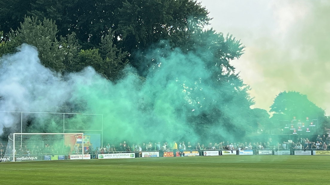 Supporters van FC Groningen steken fakkels af
