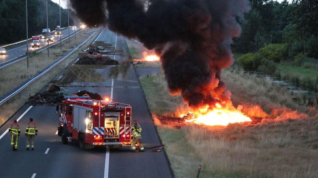 De brandweer is druk aan het blussen bij de A50.