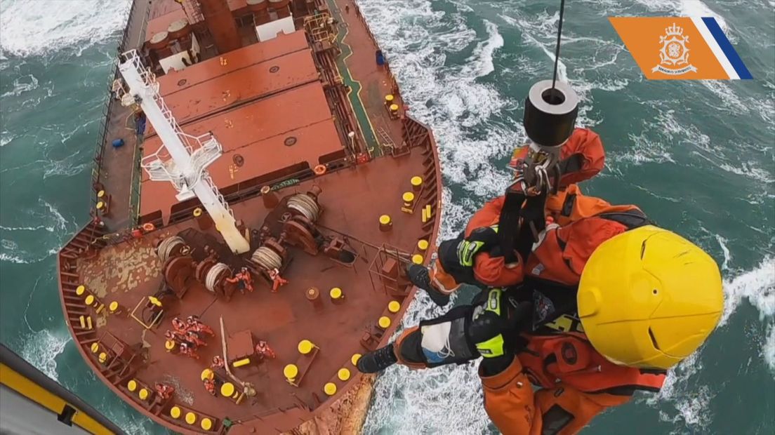 De achttien bemanningsleden werden door drie SAR-helikopters gered
