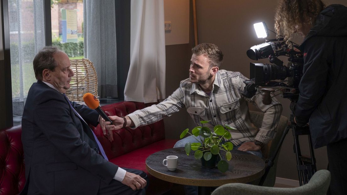 Staatssecretaris Vijlbrief tijdens zijn bezoek maandag in Wirdum