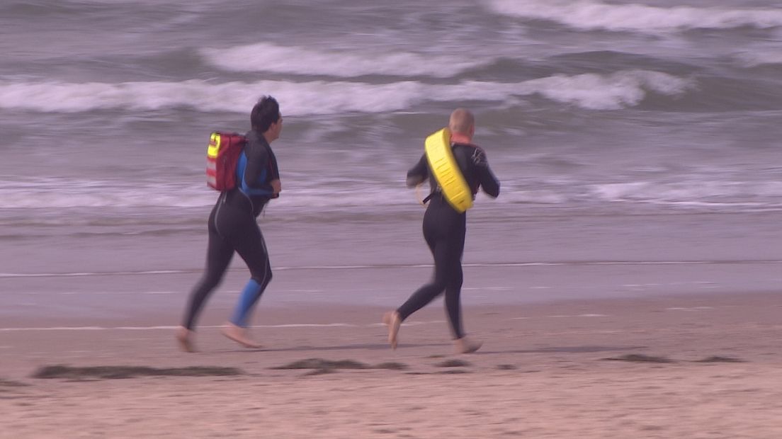 Strandwachten doen examen op strand Zoutelande