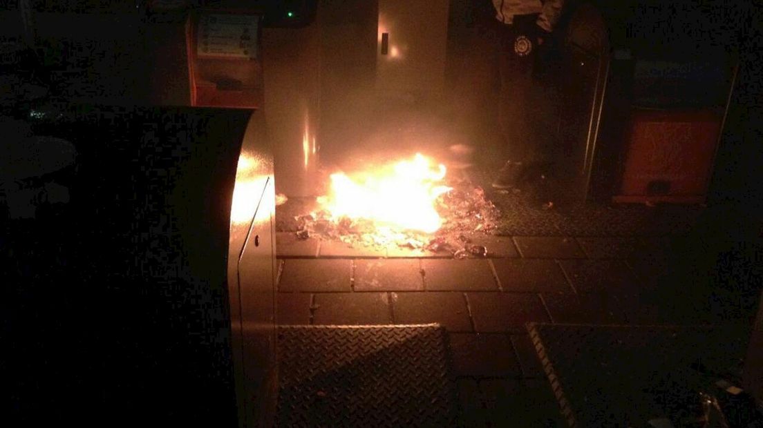 Medewerkers supermarkt blussen brand bij afvalcontainers