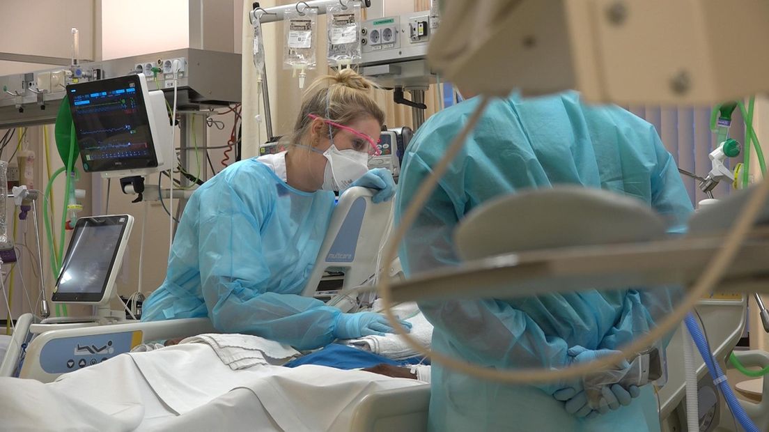 Verpleegkundige Linda Gils stelt een patiënt gerust