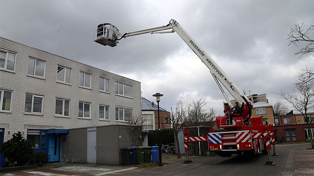 In Amersfoort kwam de brandweer in actie voor weggewaaide zonnepanelen.