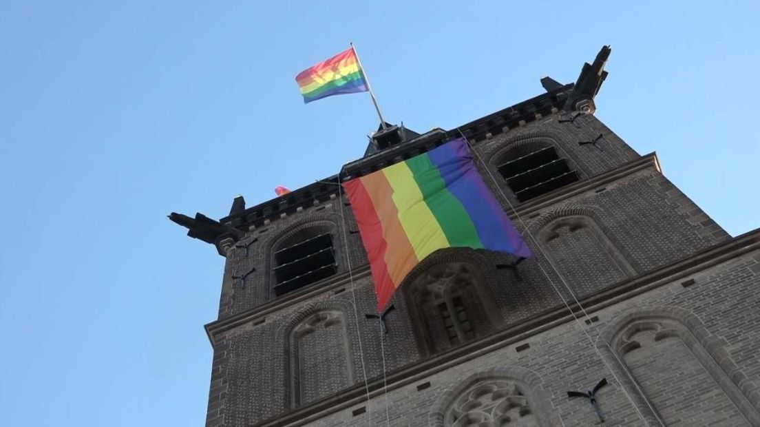 Het is Coming Out Dag. Veel gemeenten hijsen de regenboogvlag om homo's, lesbiennes, biseksuelen en transgenders te laten zien dat ze gerust uit de kast kunnen komen.