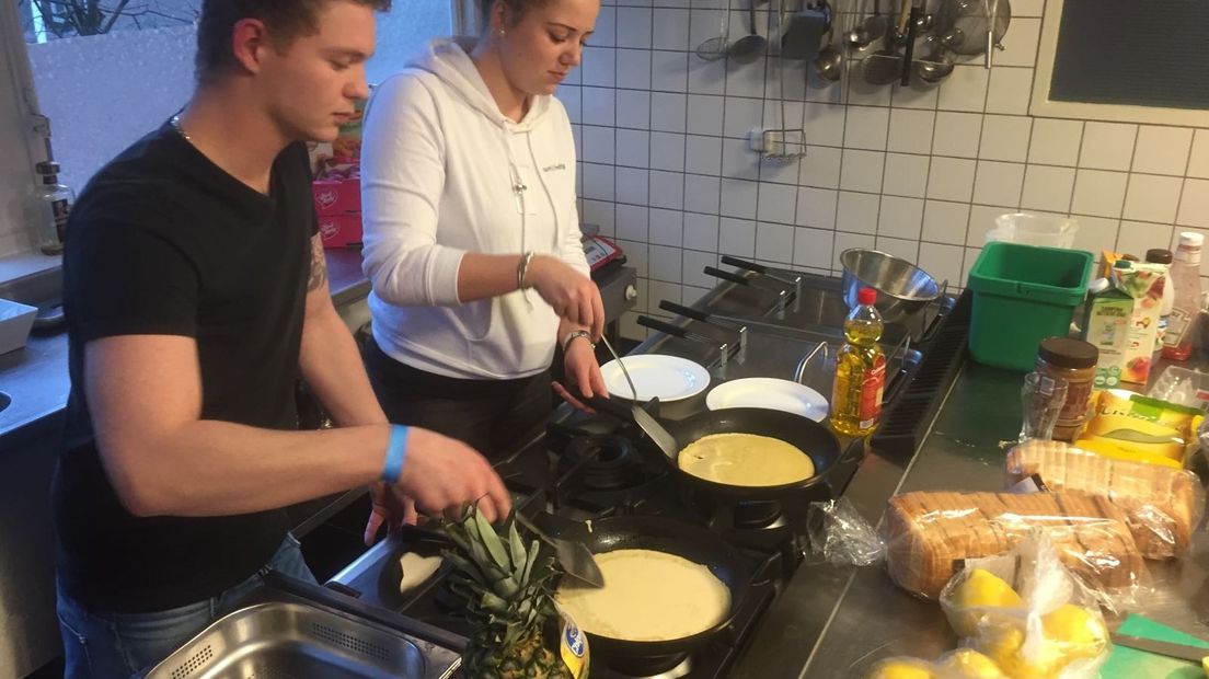 Hostel Stayokay in Apeldoorn is een week in handen van studenten. Zij studeren normaal aan de hogeschool TIO in Amsterdam en Rotterdam, maar serveerden dinsdag het eerste ontbijt in hun eigen hotel.