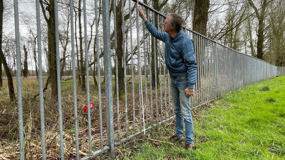 Johannes Scheffer Emmelkamp van Stichting Keelbos bij het hek