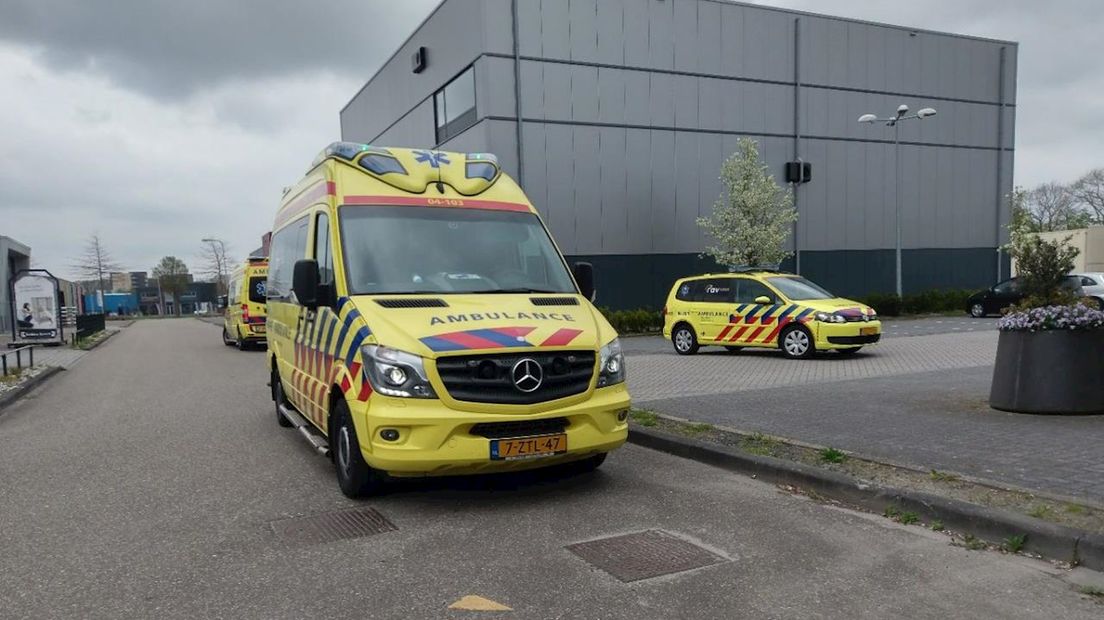 Ambulances bij kringloopcentrum in Tuk