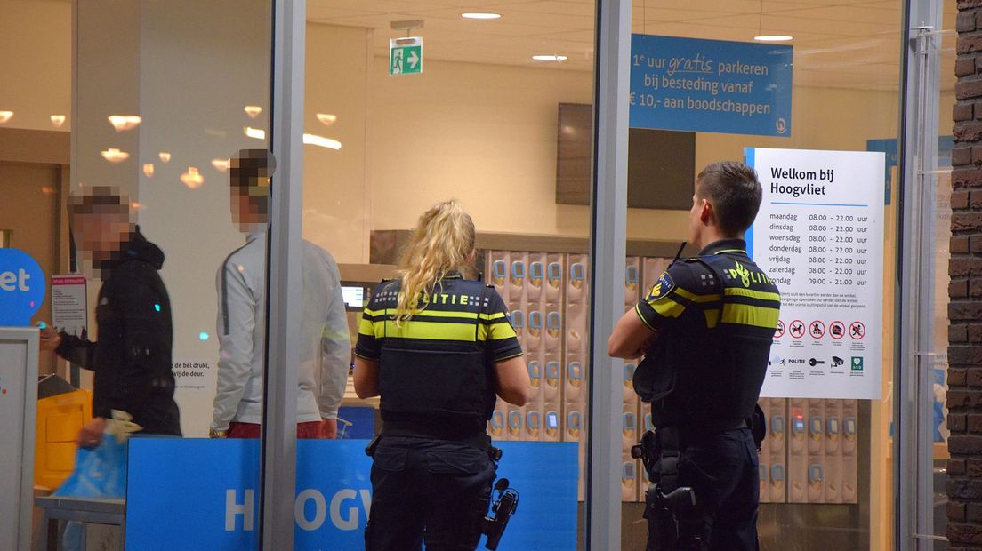 De politie en betreffende jongeren bij de Hoogvliet